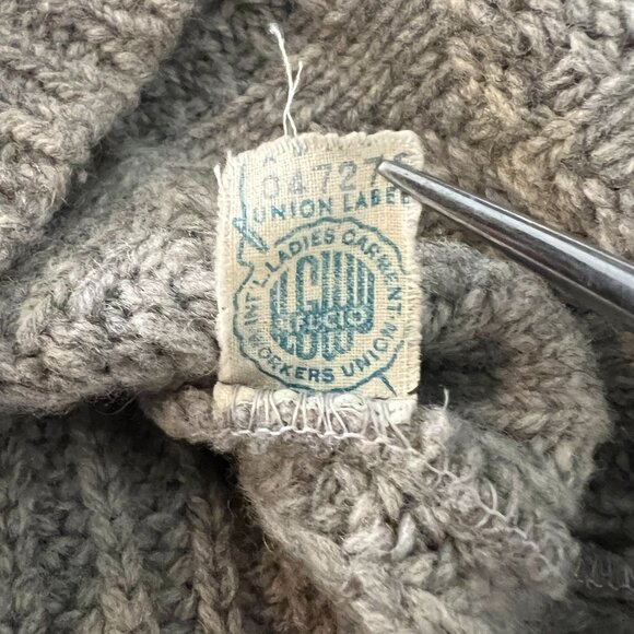 Vintage 70s Highland Knitting Mills Grey Wool Knit V-Neck Sweater - Med (FLAWS) - Picture 7 of 10